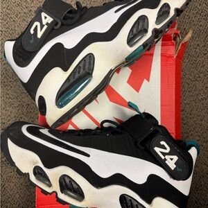 Nike Air Griffey Max 1 White Freshwater -  Black and White Sneakers
